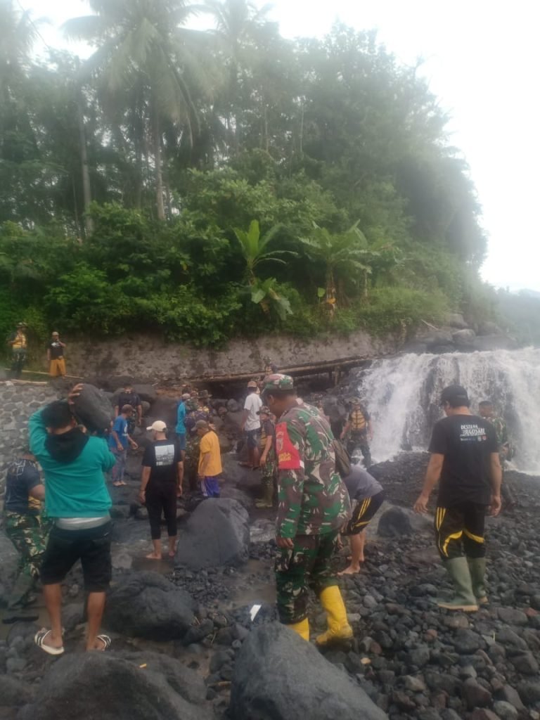 Babinsa Jugosari Bersama Yonif 527/BY dan Warga Gotong Royong Bangun Akses Jalan Darurat 