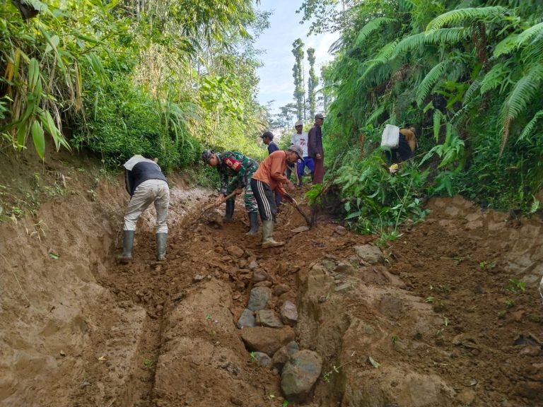 Tingkatkan Akses ke Lahan, Babinsa dan Warga Rapikan Jalan di Dusun Margomulyo