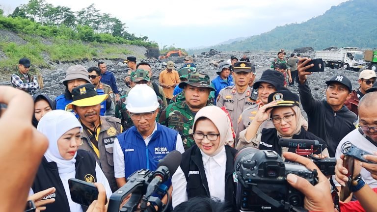 Dandim 0821/Lumajang Dampingi Gubernur Jatim Tinjau Kerusakan Tanggul DAS Kaliregoyo Akibat Banjir Lahar Dingin Semeru