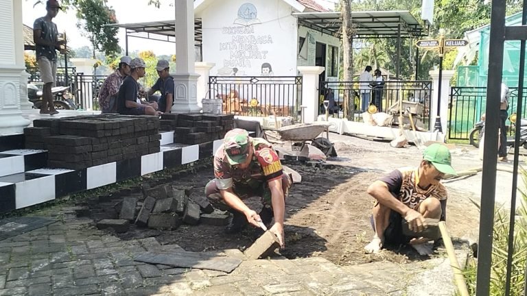 Pererat Silaturahmi, Babinsa Bersama Warga Kompak Tata Ulang Halaman Balai Desa