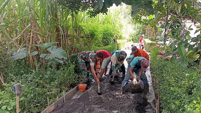 Gotong Royong Babinsa dan Warga Ranuwurung Wujudkan Jalan Layak Antar Dusun