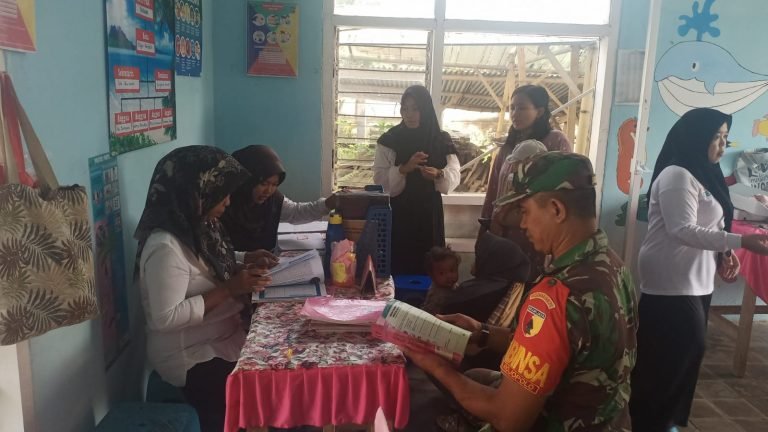 Bersama Bidan Desa, Babinsa Rojopolo Aktif Dukung Layanan Kesehatan Balita