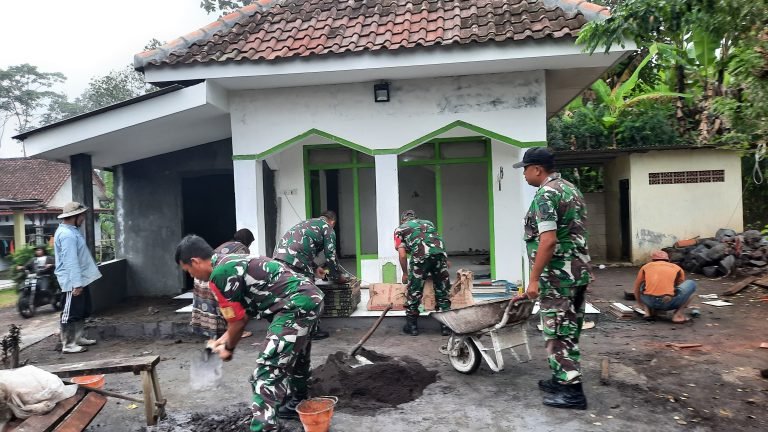TNI Hadir untuk Rakyat: Babinsa Pasrujambe Ikut Kerja Bakti di Musala