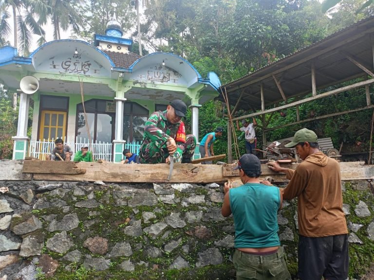 Tumbuhkan Semangat Gotong Royong, Babinsa Renovasi Pagar Musala Bareng Warga