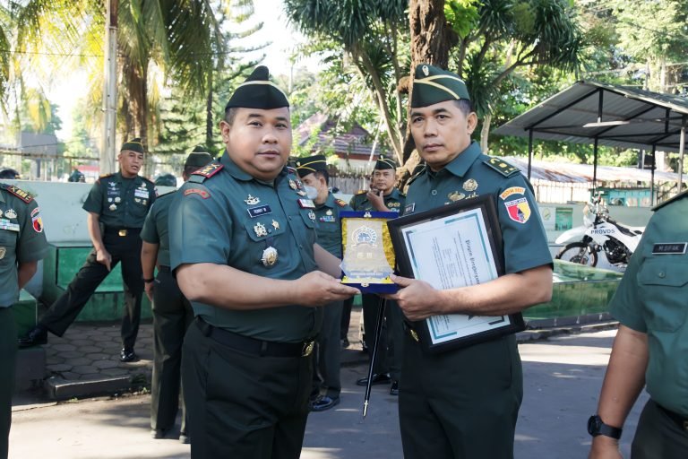 Kodim 0821/Lumajang Gelar Upacara Bendera dan Pemberian MPP serta Pemberhentian dengan Hormat Prajurit dan PNS.