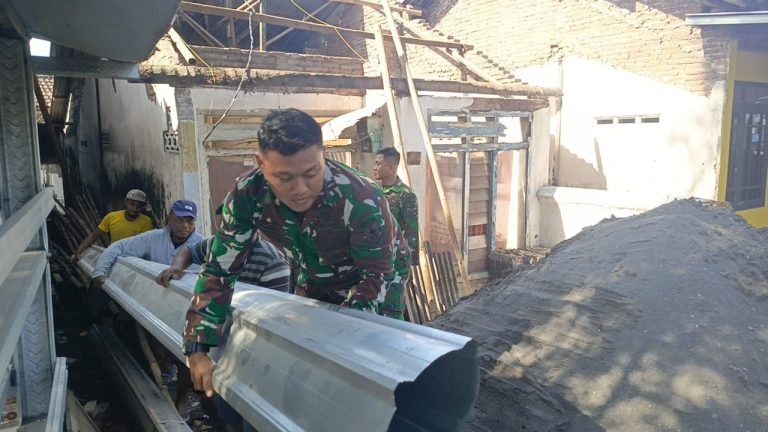 Wujud Kepedulian TNI, Babinsa Sumbersuko dan Warga Renovasi Rumah Milik Buati