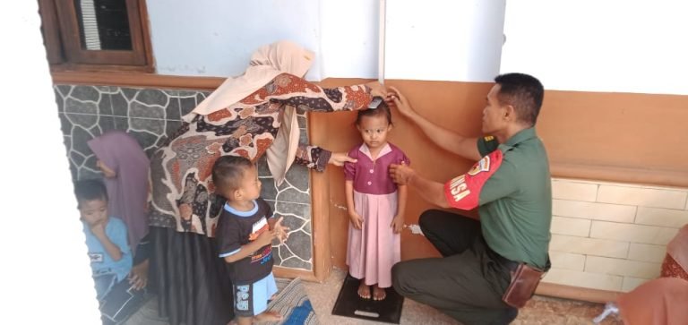 Sinergi Babinsa dan Tenaga Kesehatan, 32 Balita Ikuti Posyandu di Grobogan