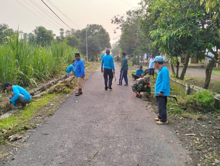 Kolaborasi Babinsa Boreng Bersama Pemdes dan Warga Gelar Kerja Bhakti Pembersihan jalan di Dusun Kuwung