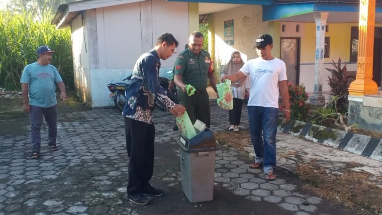 Gotong Royong di Balai Desa, Babinsa dan Pemdes Duren Tunjukkan Kekompakan