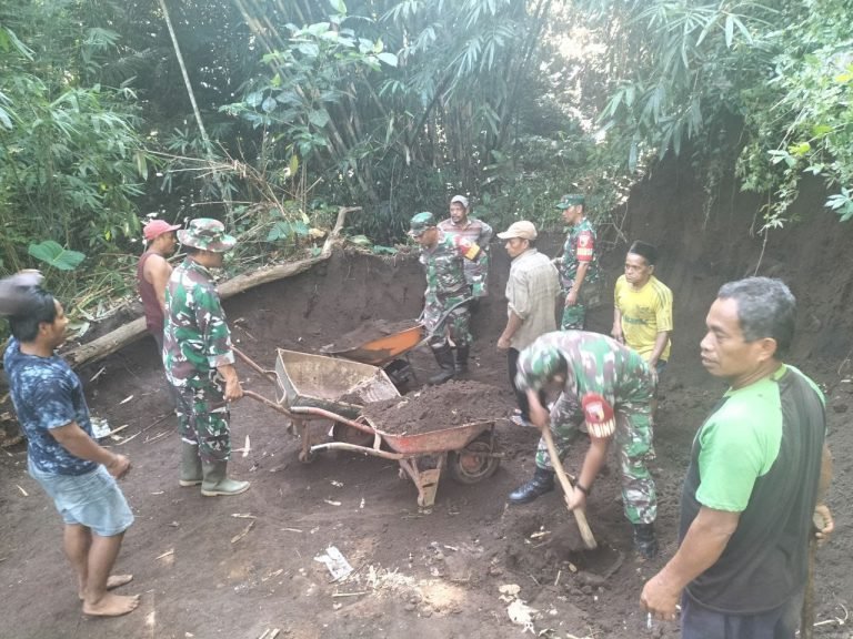 Wujudkan Desa Lebih Terhubung, Babinsa Ranubedali Dampingi Warga Bangun Jalan Alternatif