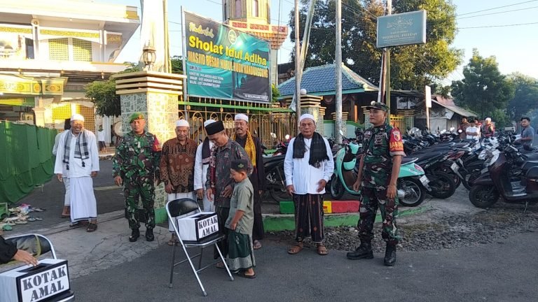 Ciptakan Rasa Aman, Babinsa Randuagung Turut Amankan Pelaksanaan Sholat Idul Adha