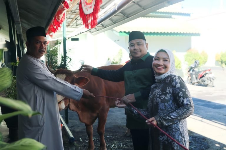 Kebersamaan dan Kepedulian di Hari Raya Idul Adha, Dandim 0821/Lumajang Hadiri Salat Id dan Pimpin Pemotongan Hewan Kurban