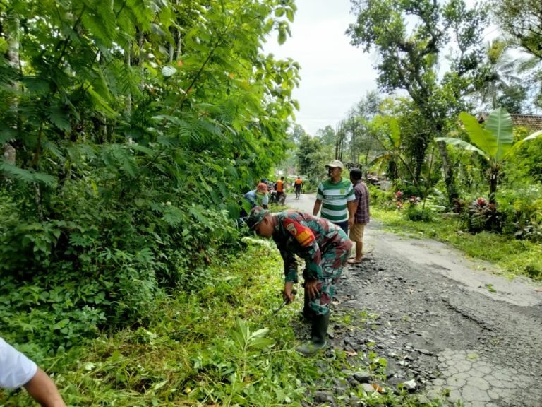 Solidaritas Terjaga, Babinsa Sumberwuluh dan Warga Gotong Royong Pembersihan Jalan