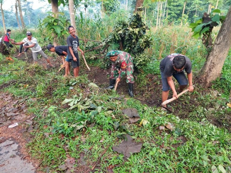 Kebersamaan Babinsa Terjalin Lewat Aksi Bersih Parit di Dusun Tegalrejo 