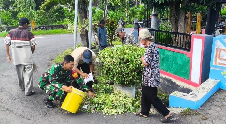 Kekompakan Terjalin di Tunjungrejo, Babinsa dan Warga Kerja Bakti Bareng