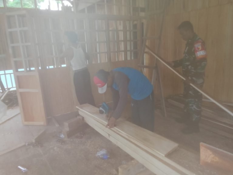 Kembangkan Wisata Lokal, Babinsa Sumberurip Dampingi Pembangunan Warung Makan BUMDes Karya Luhur