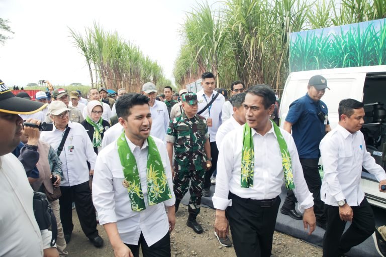 Dandim 0821 Dampingi Danrem 083/Bdj dalam menyambut Kunjungan Kerja Menteri Pertanian di Lumajang