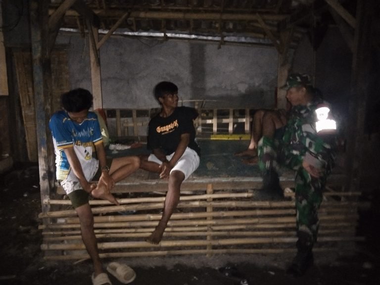 Cegah Gangguan Kamtibmas, Babinsa Nogosari Sambangi Warga Saat Ronda Malam