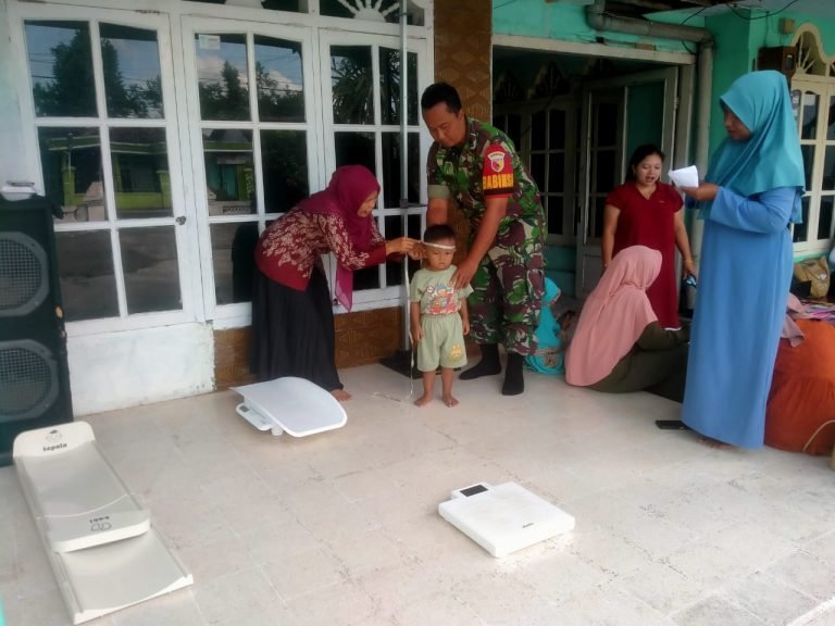 Kebersamaan Babinsa dan Bidan Desa Blukon Ciptakan Layanan Posyandu yang Optimal