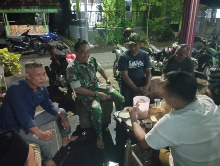 Pererat Hubungan dengan Warga, Babinsa Karangsari Gelar Komsos ke Tokoh Masyarakat