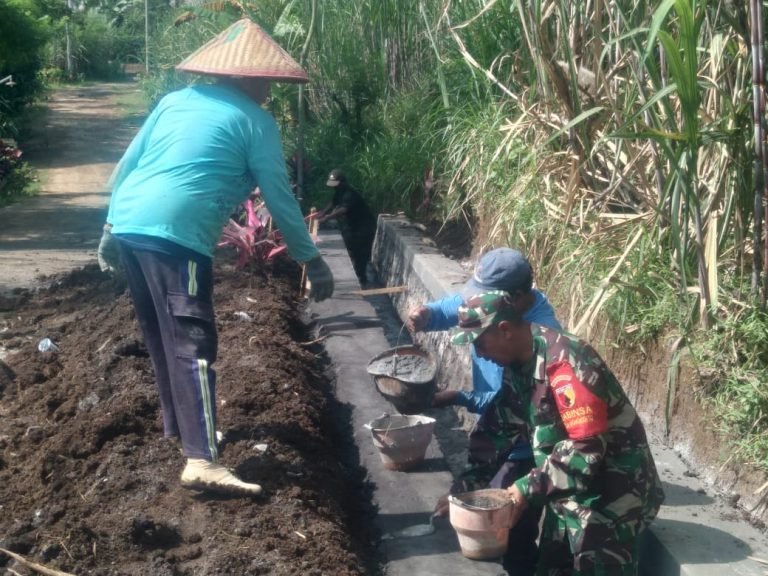 Kepedulian Babinsa Wonokerto Terwujud dalam Kerja Bakti Drainase di Dusun Wonoasih 