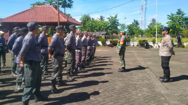 Tingkatkan Kesiapsiagaan, Babinsa dan Bhabinkamtibmas Bina Anggota Linmas Senduro
