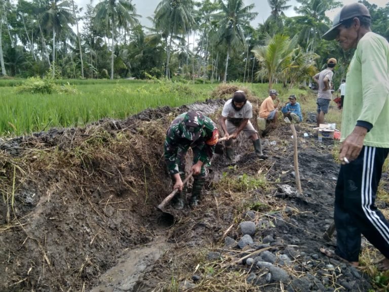 Sinergi Babinsa Jarit dan Warga Jarit Lancarkan Saluran Air Lewat Kerja Bakti