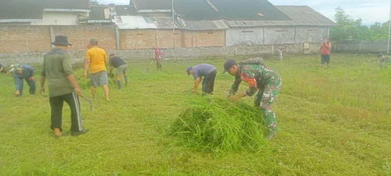 Wujud Peduli Sosial, Babinsa dan Warga Dusun Asabri Kerja Bakti Siapkan Makam Umum