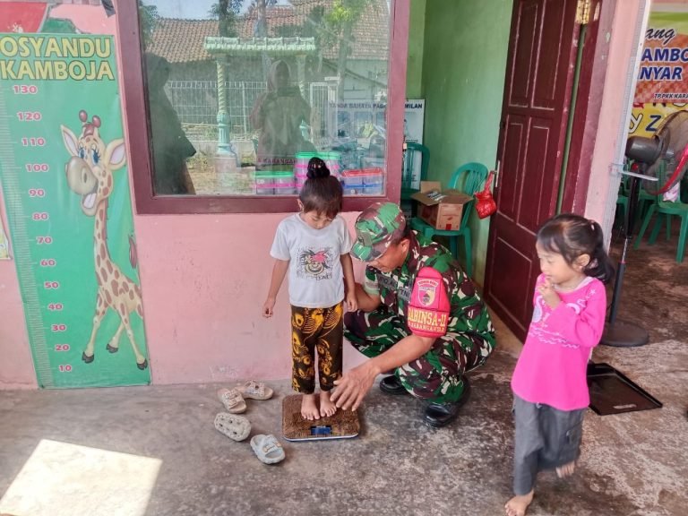 Wujudkan Balita Sehat, Babinsa Sertu Taufiq Dampingi Pelayanan Posyandu 