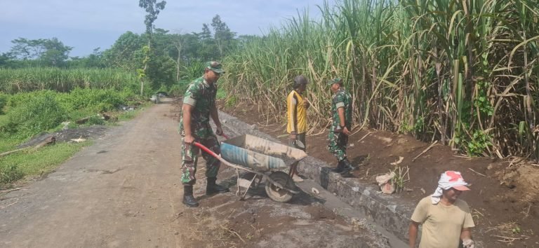 Bersama Warga, Babinsa Kunir Lor Kebut Pembangunan Drainase di Dusun Sumberuling 