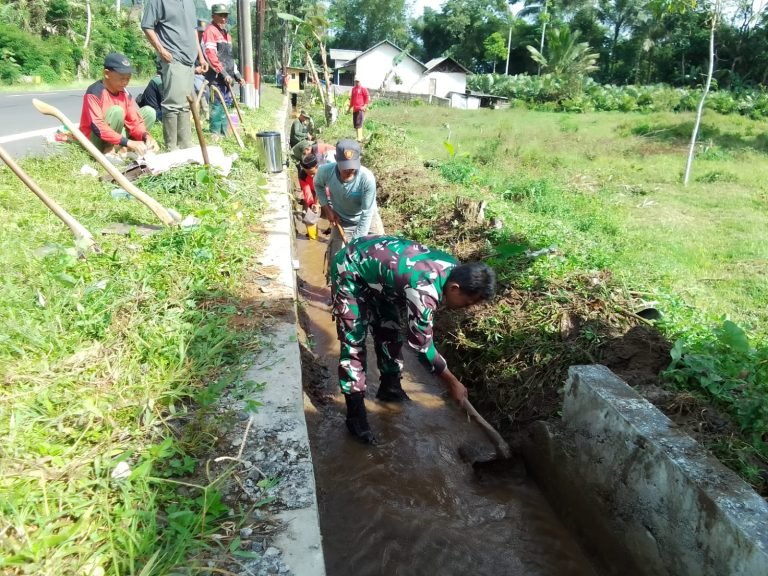 Cegah Banjir, Babinsa Pronojiwo dan Pemdes Gandeng Linmas Normalisasi Saluran Air