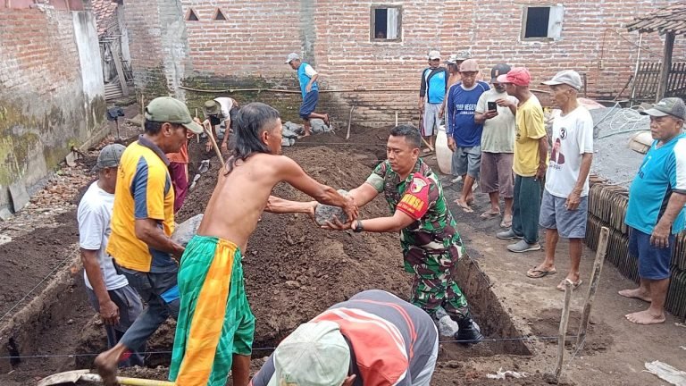 Tingkatkan Kebersamaan, Babinsa dan Warga Tekung Kerja Bakti Pembangunan Musholla