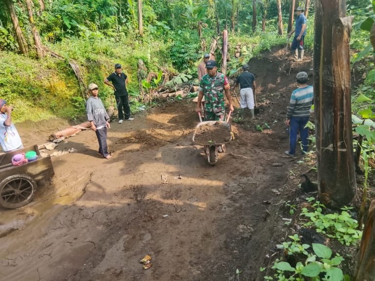 Wujudkan Masjid Nyaman, Babinsa Jambekumbu dan Warga Kerja Bakti Buat Lahan Parkir