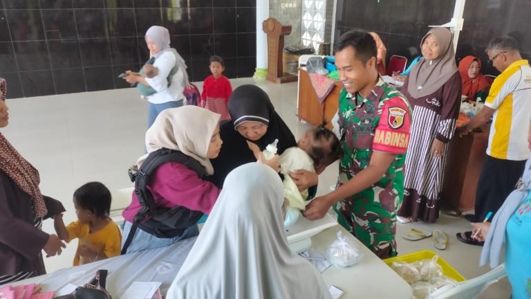 Sinergi Babinsa dan Nakes di Posyandu Pepaya, 36 Balita dan 13 Lansia Terlayani