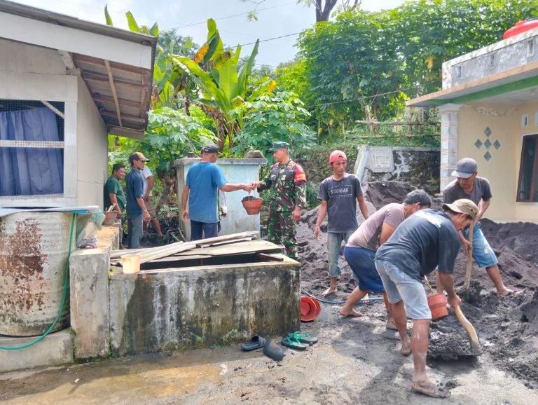 Tingkatkan Kepedulian Sosial, Babinsa dan Warga Gucialit Bangun Fasilitas RUKEM