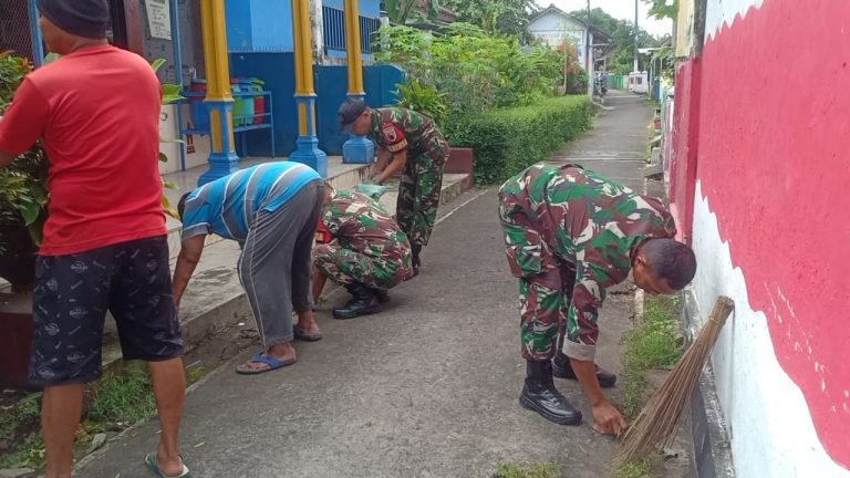 Kerja Bakti Pembersihan Jalan, Babinsa Klakah Pererat Tali Silaturahmi dengan Warga