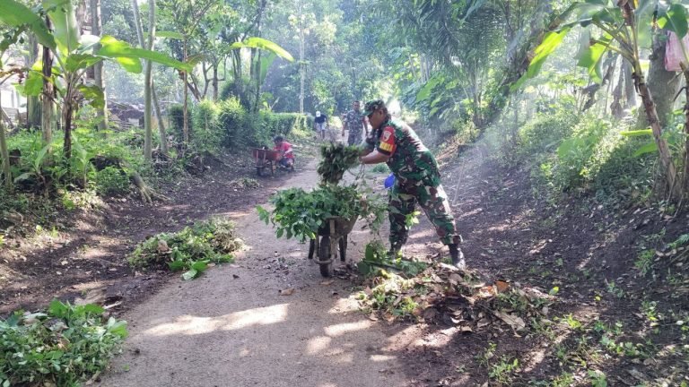 Guyub! Babinsa Sertu Januar Bersama Warga Kerja Bakti Bersihkan Jalan Dusun Tegal Aing 