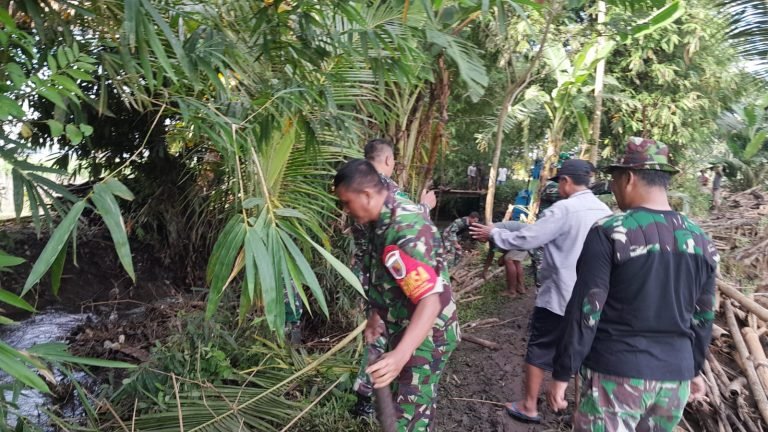 Gotong Royong Babinsa dan Warga Bersihkan Sungai Irigasi Dusun Pondok Telo 