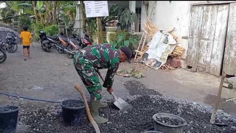 Semangat Gotong Royong, Babinsa Nguter dan Warga Warnai Pembangunan Jalan Rabat Beton