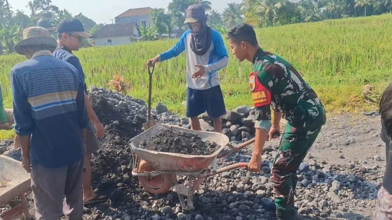 Jalin Silaturahmi, Babinsa Kloposawit Bantu Perbaikan Jalan Desa di Dusun Selorejo