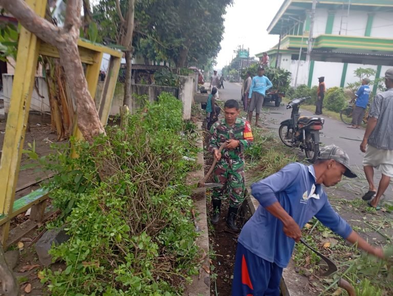 Kerja Bakti Babinsa Pandanarum: Bersihkan Jalan, Pererat Kebersamaan