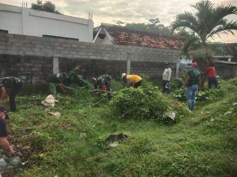 Semangat Gotong Royong, Babinsa Karanganyar Bersama Warga Rapikan Tepi Lapangan