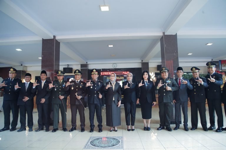 Kodim 0821/Lumajang bersama Forkopimda Kabupaten Lumajang menghadiri upacara peringatan Hari Ulang Tahun (HUT) Bhayangkara ke-79 yang digelar Polres Lumajang di Alun-alun Kabupaten Lumajang