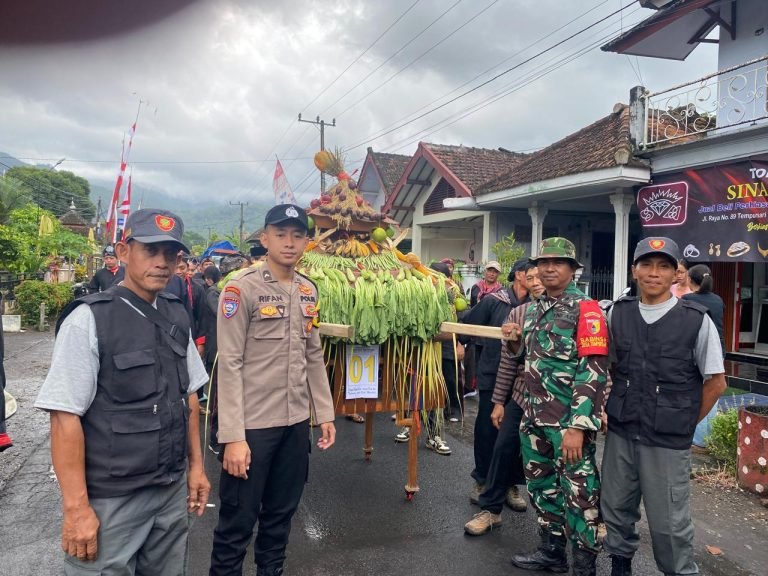 Kolaborasi Babinsa dan Bhabinkamtibmas Amankan Pawai Grebek Suro di Tempursari