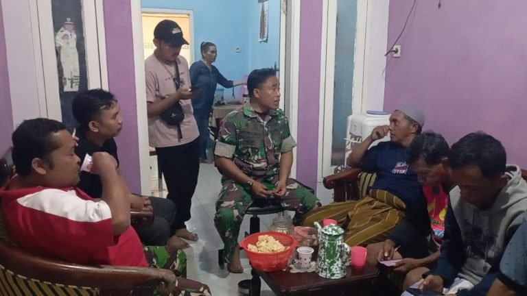 Dekatkan Diri ke Masyarakat, Babinsa Karangsari Lakukan Komsos di Rumah Warga