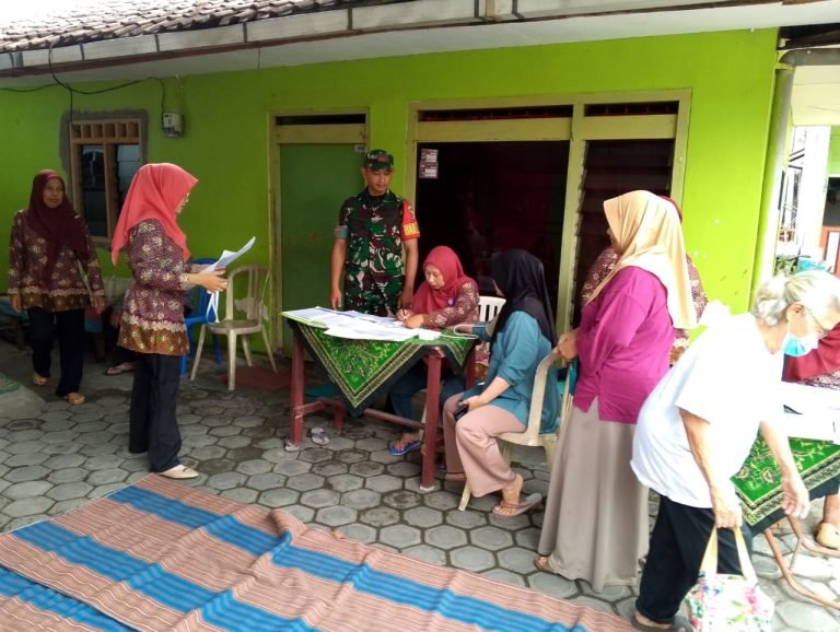 Wujud Kepedulian, Babinsa Ditotrunan Bantu Monitoring  Posyandu Lansia