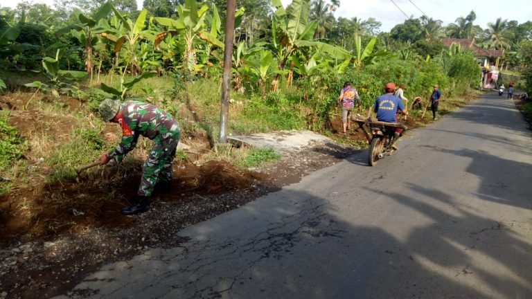 Tingkatkan Akses dan Kebersihan, Babinsa Kandang Tepus Bersama Warga Bersih Lingkungan