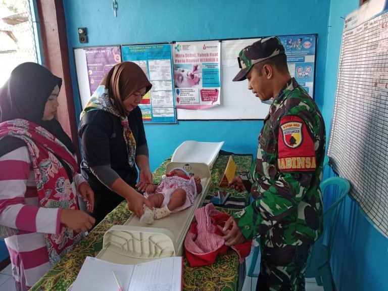 Wujud Kepedulian, Babinsa Sumberwringin Dampingi Monitoring Posyandu