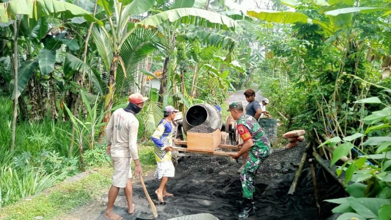Akses Lebih Baik, Babinsa Tegalbangsri Kawal Pembangunan Rabat Beton di Dusun Krajan 