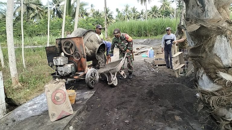 Jalan Mulus Harapan Warga, Babinsa Bades Kawal Rabat Beton 300 Meter di Dusun Purut